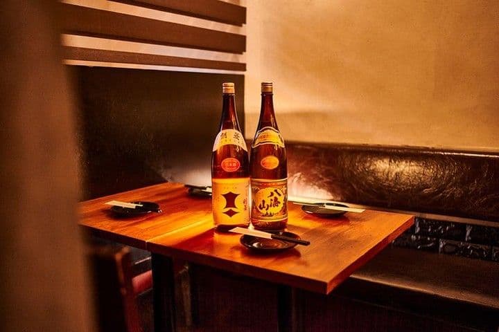落ち着いた半個室のテーブル席