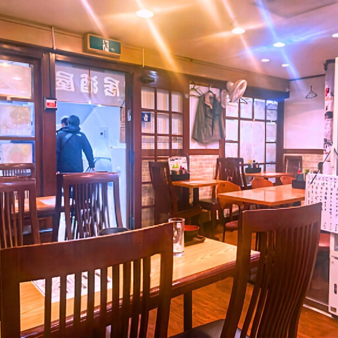 大餃子酒場 新橋店 テーブル席の店内