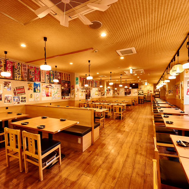 鳥道酒場 新宿2号店 テーブル席が並ぶ広いフロア