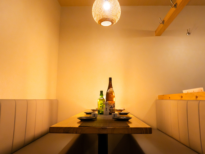 三田和食酒場 やすらぎ 壁で囲まれたテーブル席（個室は2〜30名）